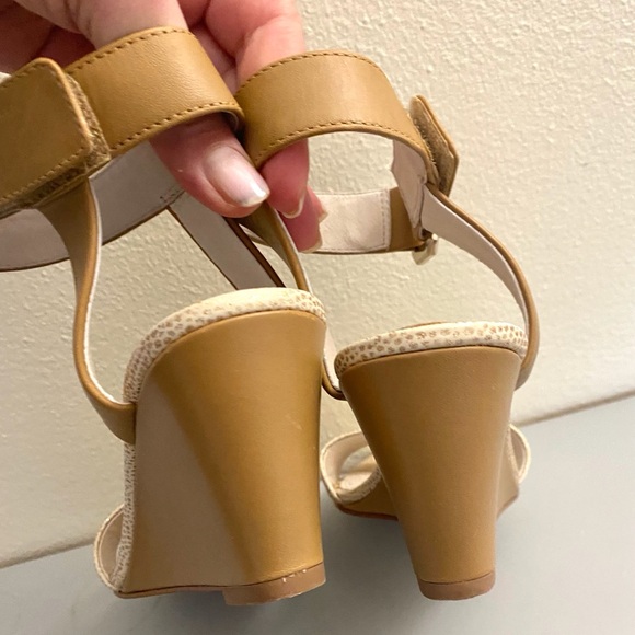 Louise at Cie Tan and Gold Wedge Sandals genuine leather, very comfort. S . 7.5M - Picture 5 of 8